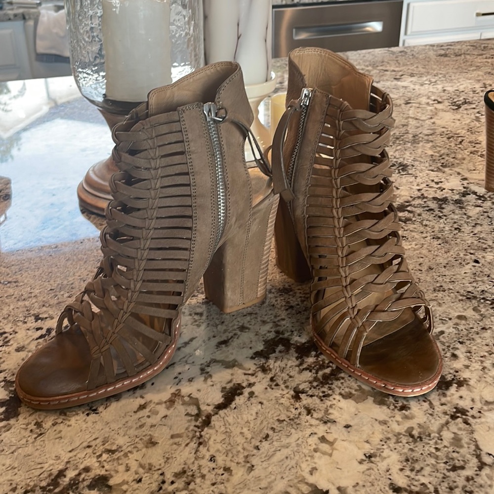 Dolce Vita size 10 suede sandal.